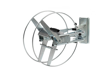 Kompakter Wandschlauchhalter, der voll schwenkbar ist. Umweltschonende Galvanisierung Chrom-VI-frei.