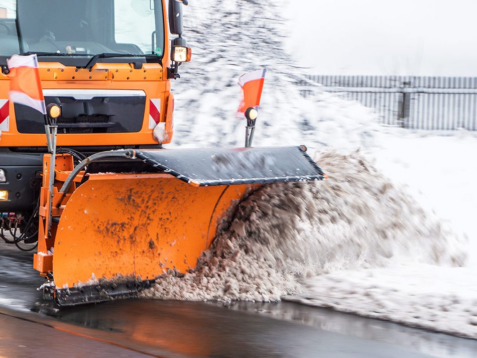 Fahrzeug, das Schnee mit Schürfleisten auf Basis von Vulkollan® Schnee räumt